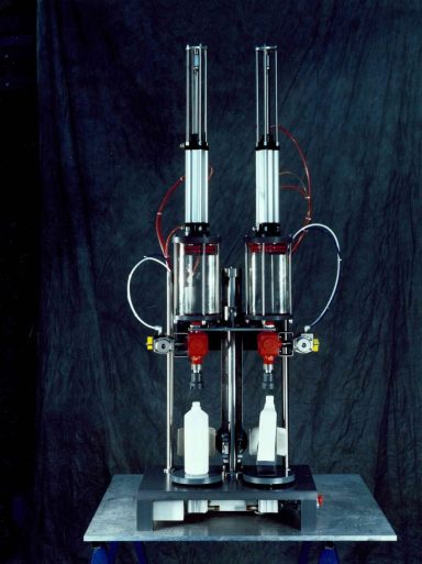 Struttura di laboratorio con due cilindri e pompe per esperimenti scientifici.